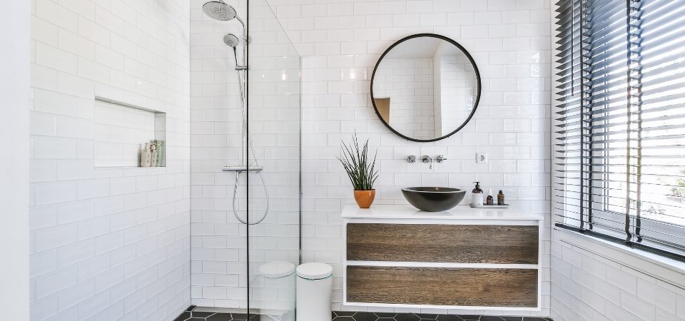 decoración de baño en tendencia con luz natural gracias a sus grandes ventanales